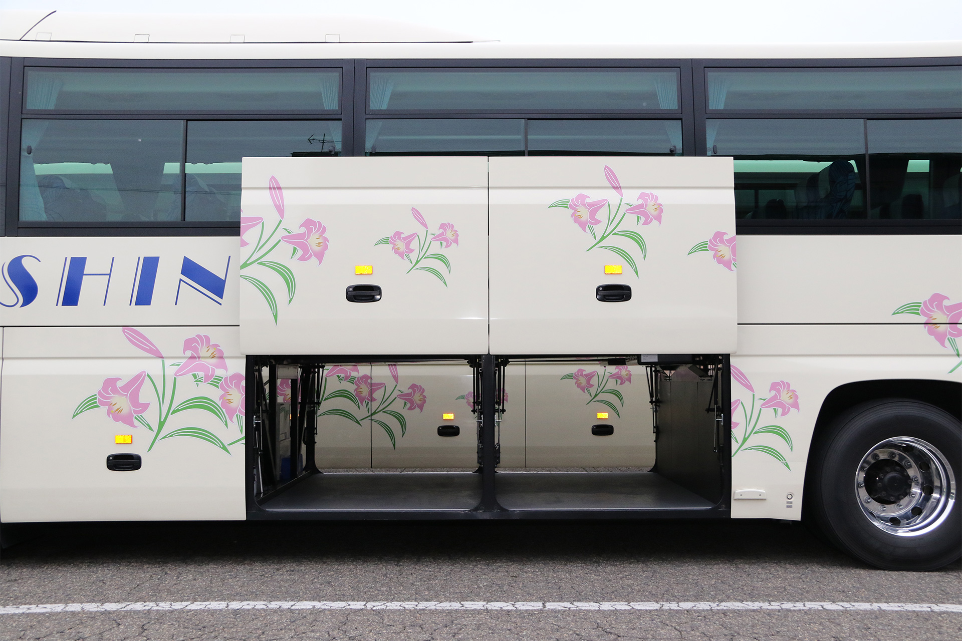 大型バスの荷物入外観