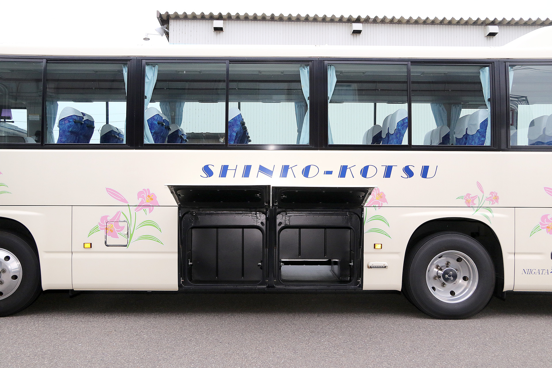 中型バス（39人乗り）のトランク