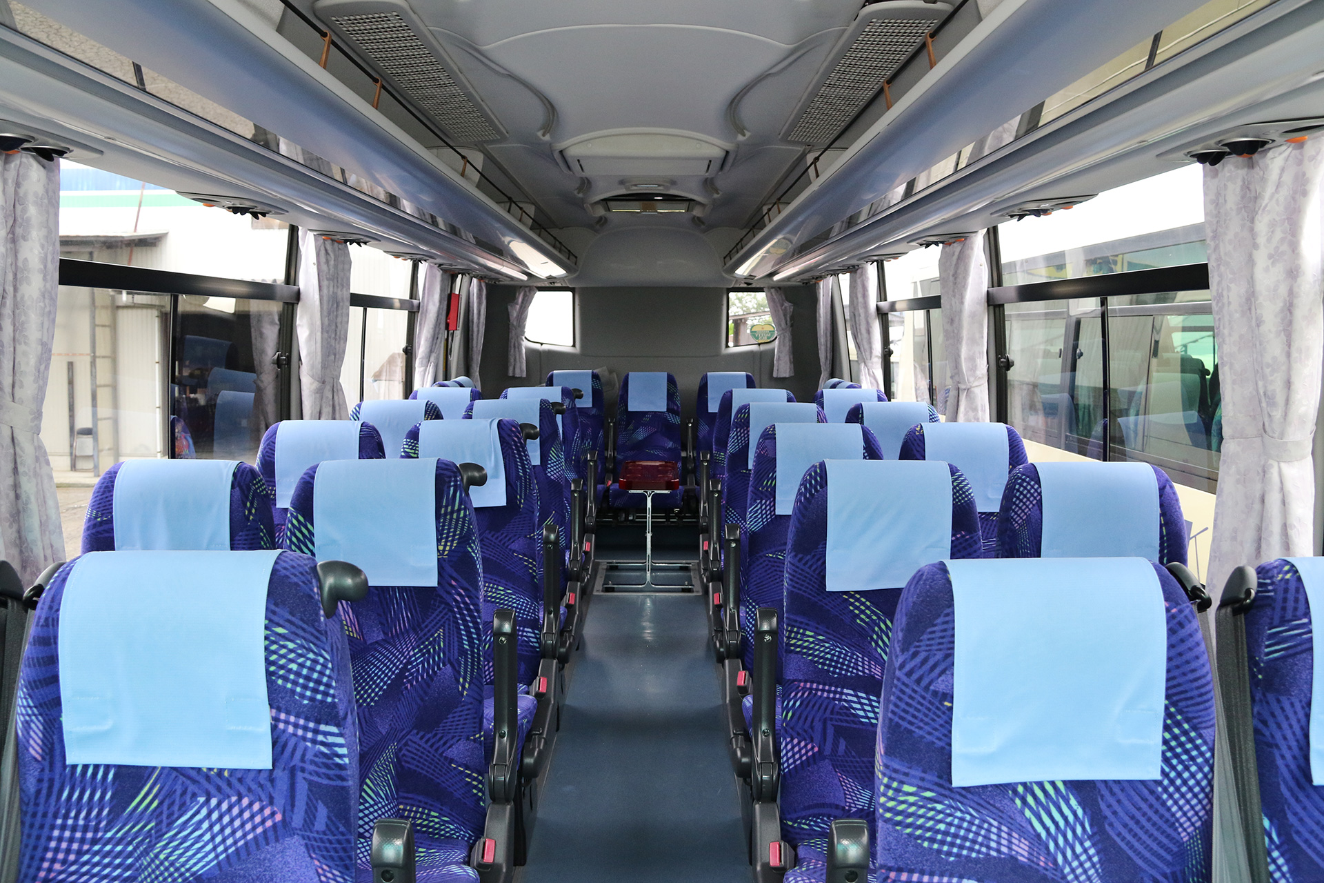 中型バス（サロン仕様）の後方座席