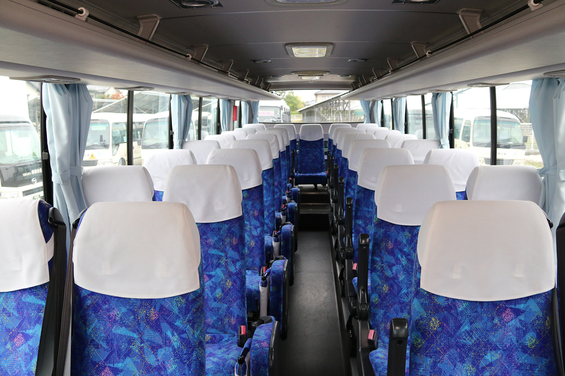 中型バス（39人乗り）の後方座席
