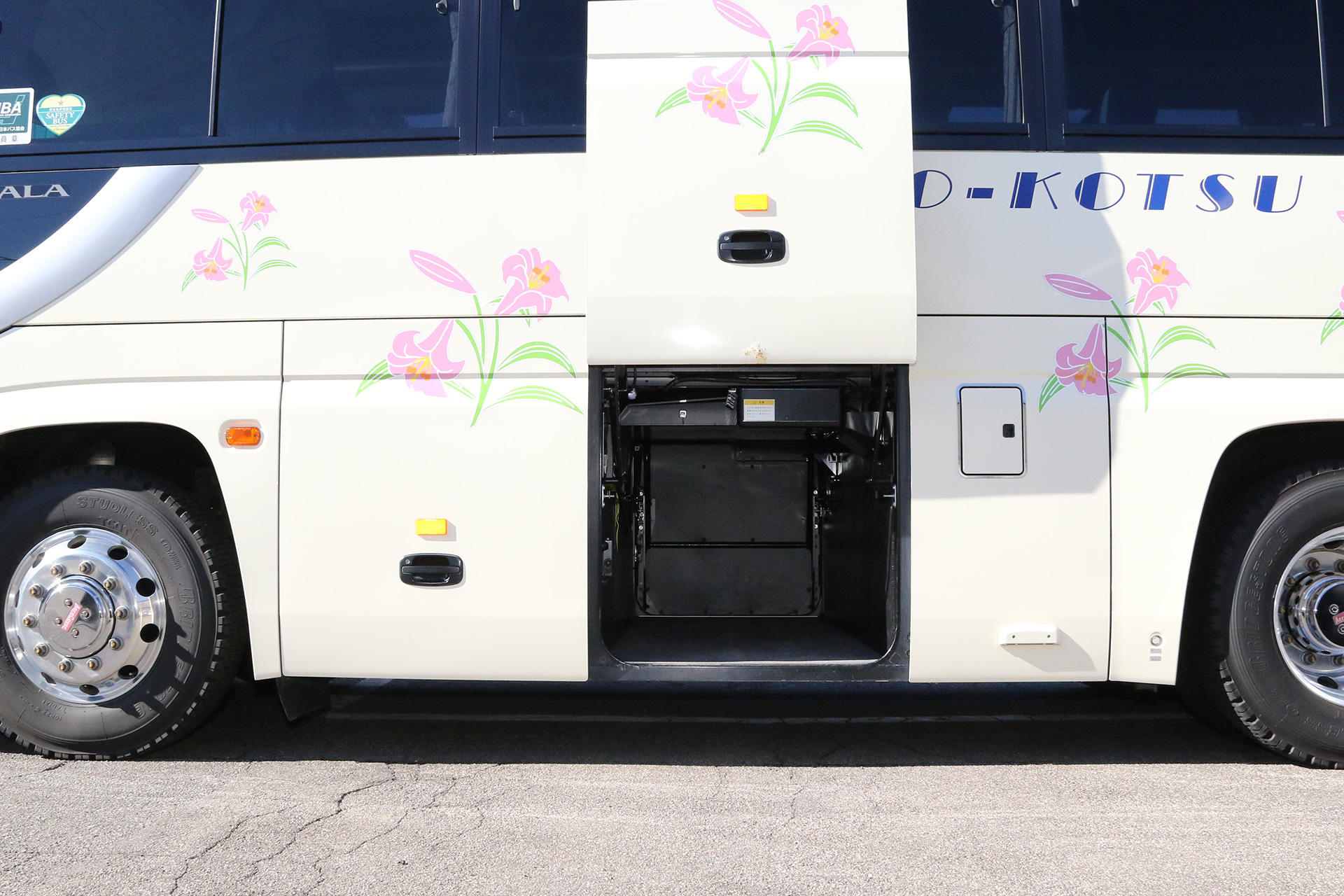 中型バス（27人乗り）の横からの外観