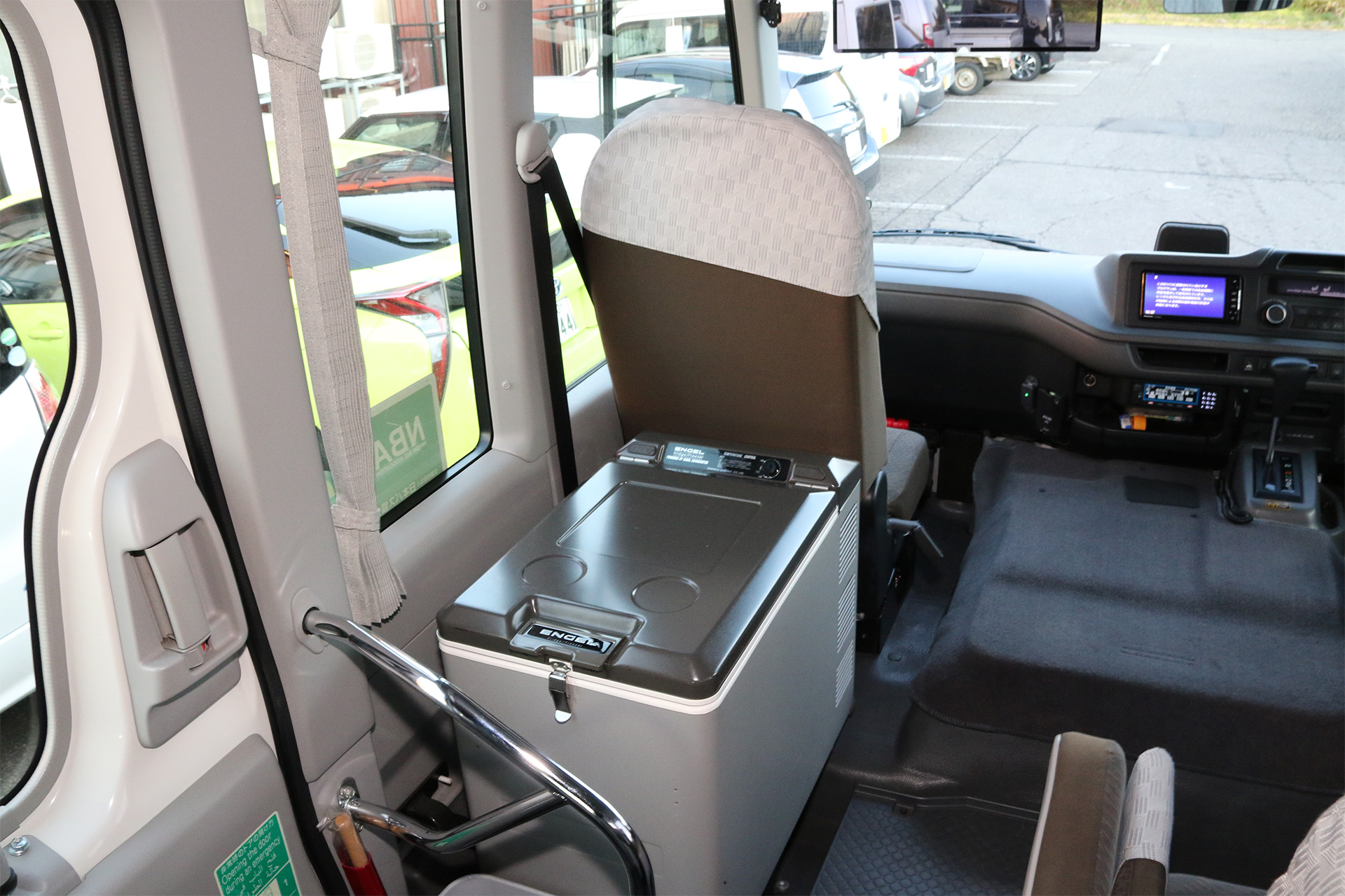 マイクロバス（27人乗り）の前方座席